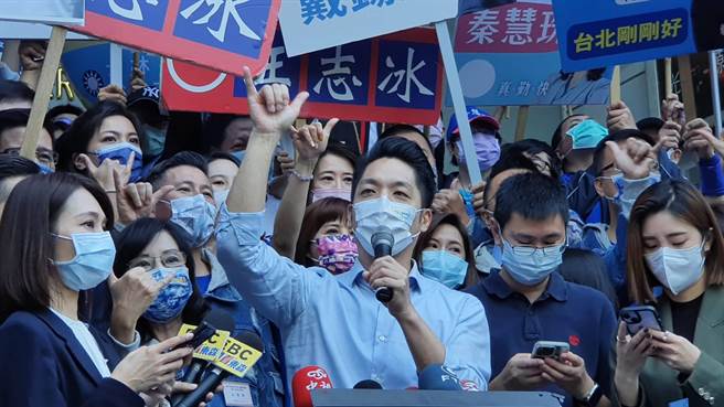 国民党台北市长候选人蒋万安抽中6号，蒋万安今与党籍议员集结营造气势，喊出「六六大顺、台北出运」。（杨亚璇摄）