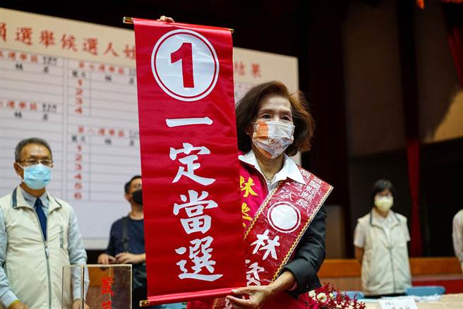 国民党宜兰县长候选人林姿妙抽中1号后，喊出「一定当选」。（李忠一摄）