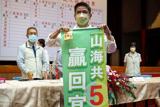 民进党宜兰县长候选人江聪渊抽中5号，喊出「山海共5赢回宜兰」。（李忠一摄）