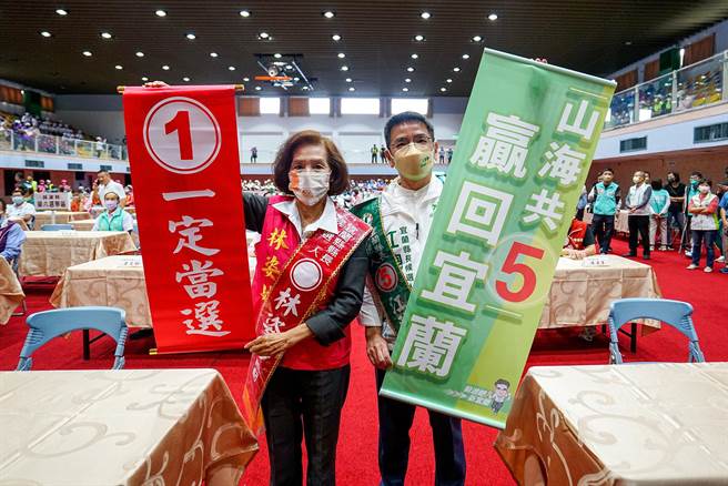国民党宜兰县长候选人林姿妙、民进党宜兰县长候选人江聪渊抽完号次后，2人展现风度合影。（李忠一摄）