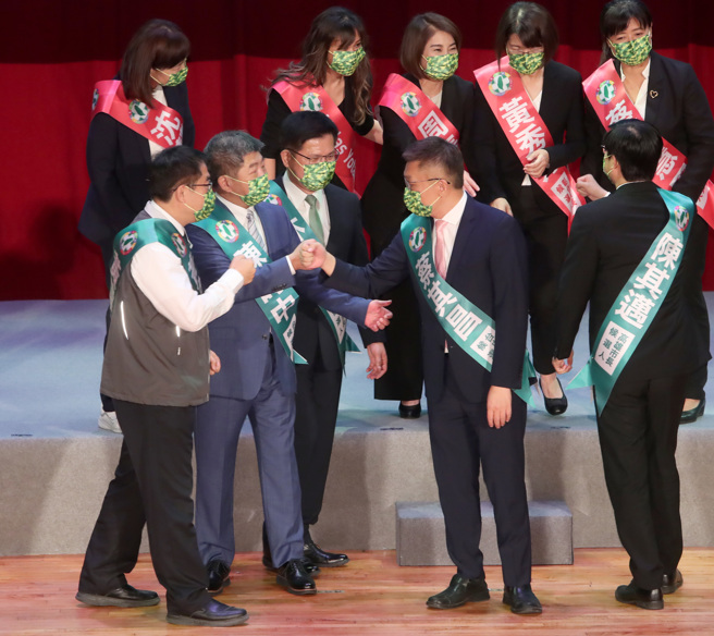 图为民进党7月17日举行第二十届第一次全代会，同时介绍民进党县市长选举的参选人与各执政县市的首长，图前左起台南市长黄伟哲、台北市参选人陈时中、新北市长参选人林佳龙与台中市长参选人蔡其昌。（资料照,郑任南摄）