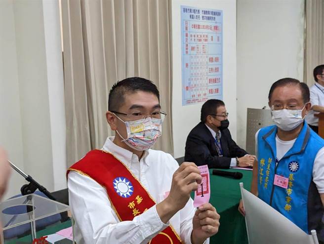 国民党基隆市长候选人谢国梁抽中籤王，号次1号。（张志康摄）