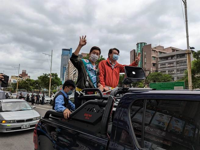 在号次抽籤后，国民党谢国梁及民进党蔡适应均站上宣传车进行游街，向市民寻求支持。（张志康摄）