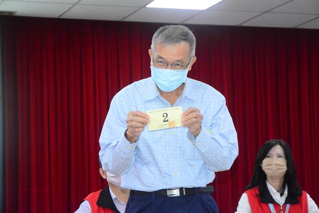 3度参选县长的黄师鹏抽中2号。（王志伟摄）