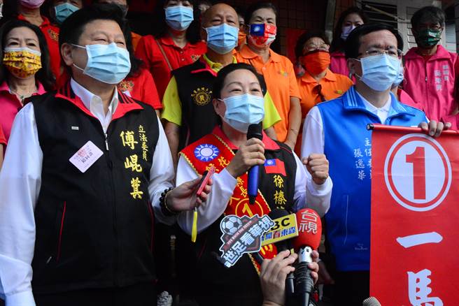 徐榛蔚大批支持者到场高喊冻蒜，支持者热情。（王志伟摄）