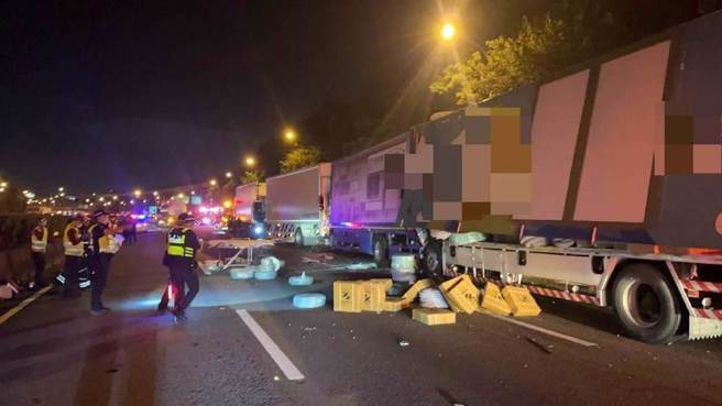 国道一号北向约65.7公里处，20日晚间10时许发生5辆大货车追撞事故。（翻摄画面／蔡明亘桃园传真）