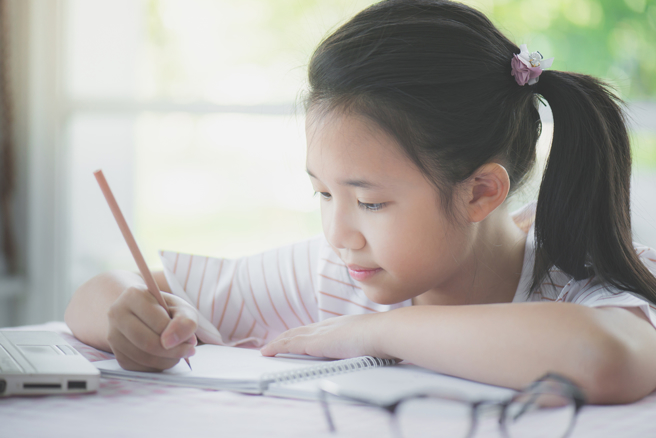 国小女童做笔记，超狂神仙字体惊呆眾人。（图／shutterstock）