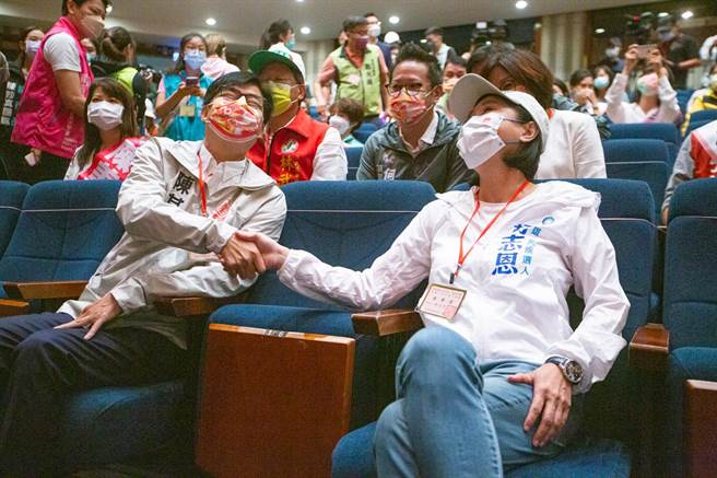 柯志恩与陈其迈握手致意。（袁庭尧摄）