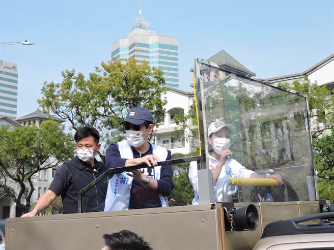 2人上战车扫街。（洪靖宜摄）