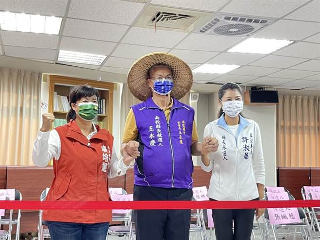 南投縣長候選人號次抽籤，蔡培慧（左）抽中1號，許淑華（右）抽到2號，王永慶則是3號。（楊靜茹攝）