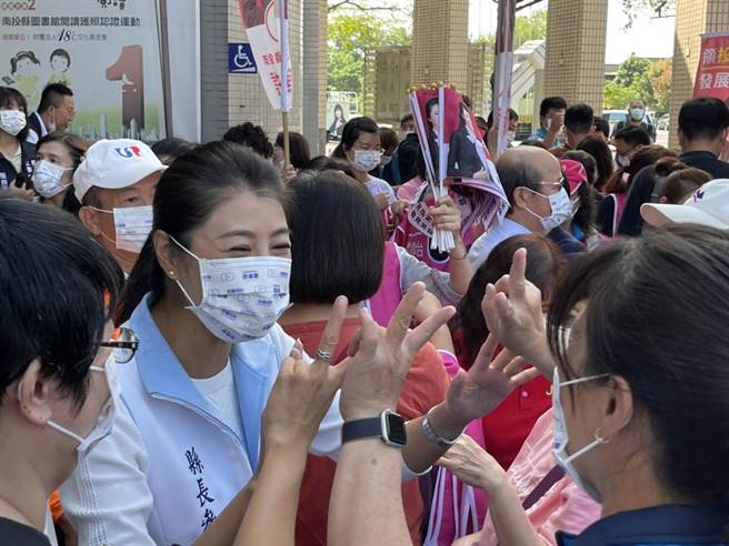 許淑華向支持者公布她抽中2號，支持者比V歡呼「勝利在望」。（楊靜茹攝）