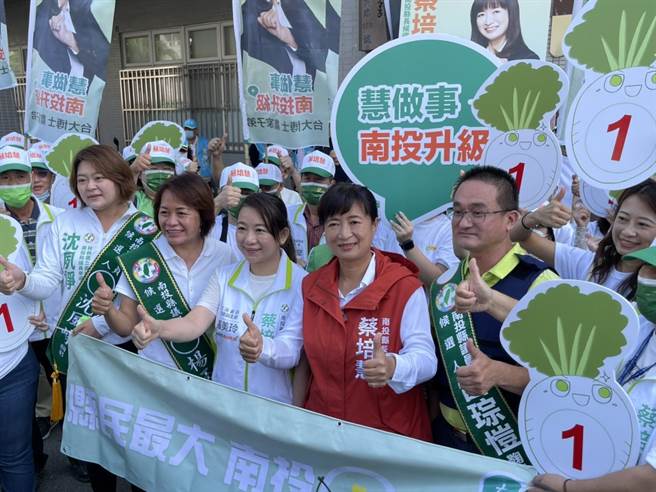 蔡培慧抽中1號，支持者高喊「縣民最大，南投一定贏」。（楊靜茹攝）