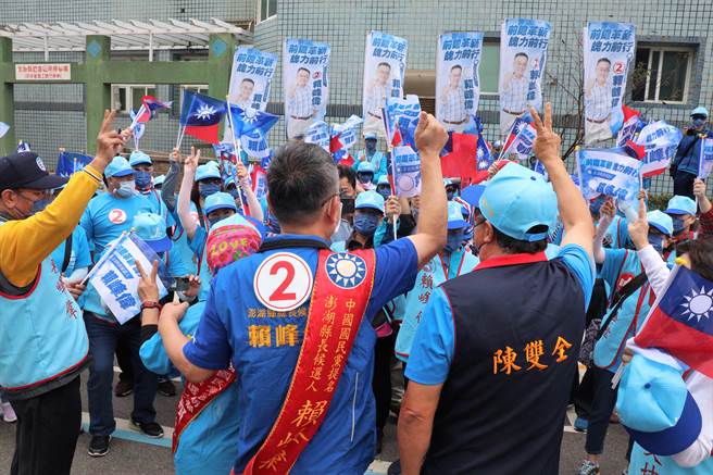 澎湖县长抽籤号次出炉，现任赖峰伟抽中2号，副议长陈双全现身力挺，赖峰伟笑称2号又有「双」全加持，肯定能连任当选。（张茂雄摄）