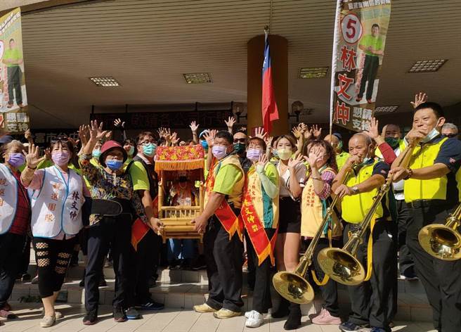 中市議員東南區候選人林文仲揹媽祖神像，由哨角隊相隨，熱鬧前往抽籤。（陳淑芬攝）