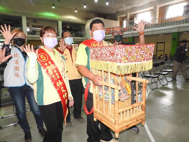 中市議員東南區候選人林文仲揹媽祖神像，由哨角隊相隨，熱鬧前往抽籤。（陳淑芬攝）