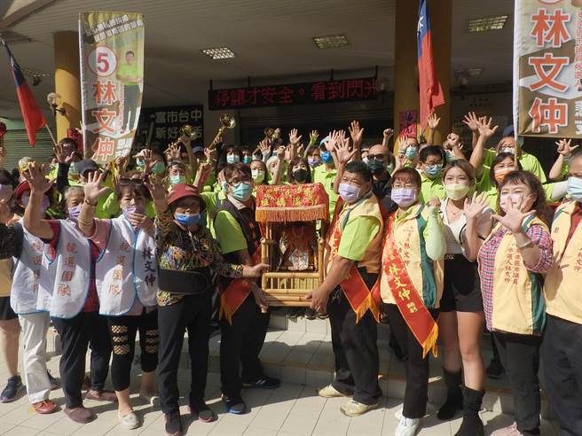 中市議員東南區候選人林文仲揹媽祖神像，由哨角隊相隨，熱鬧前往抽籤。（陳淑芬攝）