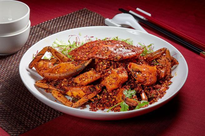 （国宾中餐厅推出六种秋蟹料理，其中「香辣呛锅蟹」脆中带香、辣中带甜，香气浓郁诱人食欲。图／国宾中餐厅提供）