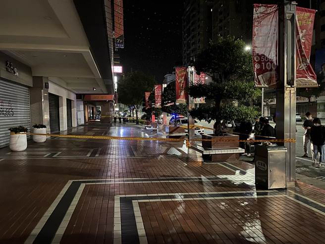 高雄43岁李姓男子不满被友人误会私吞机车贷款，并向当时协助贷款33岁潘姓男子相约今日凌晨大立百货旁质问，双方发生口角、拉扯衝突，随即李男掏枪指向潘男等人并对空鸣枪，开枪后驾车离开现场。（翻摄照片／崔正纲高雄传真）