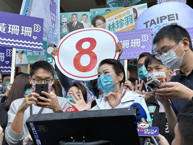 无党籍市长候选人黄珊珊顺利抽出8号，于会后联访时一手比出五；一手比出三，在民眾党市议员候选人簇拥下，高喊「8号黄珊珊，台北发发发」。（杨亚璇摄）