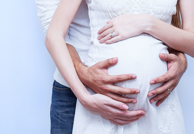 男子透露，妻子懷孕期間非常想念前男友的味道，他無計可施之下只好將對方約出來，讓妻子聞個夠。（示意圖／達志影像）