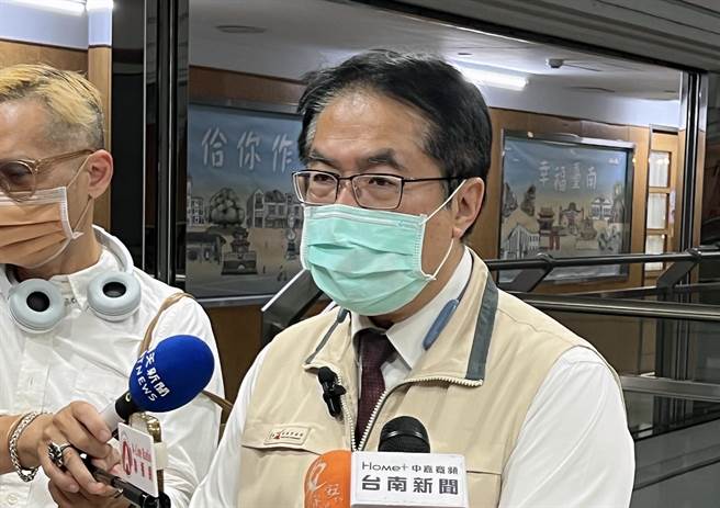 尋求連任的台南市長黃偉哲表示，將依法從下個月11日起請假全力投入選舉。（洪榮志攝）