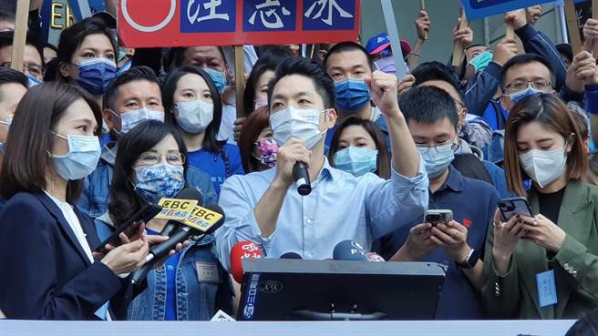 國民黨台北市長候選人蔣萬安今天說，在活動上面會跟誰同台，都非常高興。（楊亞璇攝）