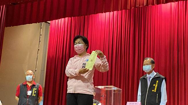 立委杨琼璎替台中市长卢秀燕抽中2号。（张亦惠摄）