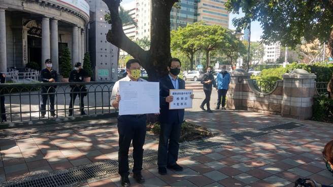 立委洪申翰(左)、沈發惠(右)赴監院檢舉鍾東錦財產申報不實(邱新博攝)