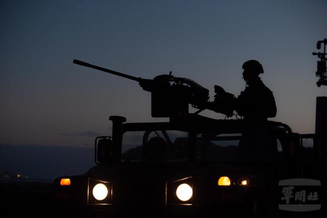 陆战99旅车装20机炮、40榴弹枪及花莲宪兵队等兵，在发射车组周遭进行火力戒护。(军闻社提供)