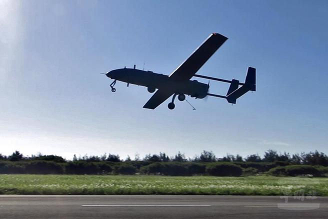 锐鸢无人机更起飞前往战术位置进行侦察与戒护，将前方敌情适时回报，以利机动任务遂行。(军闻社提供)