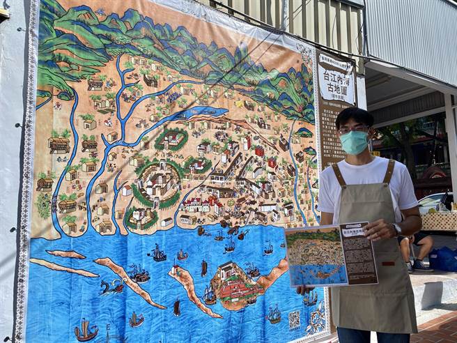 邱浡洧连续33天绘制，完成巨幅《台江内海古地图(猫市民版)》相当吸睛。(曹婷婷摄)