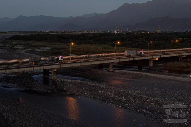 海锋大队机弹车在陆战99旅和花莲宪兵队等单位组成戒护兵力随同下，往战术位置前进。(军闻社提供)