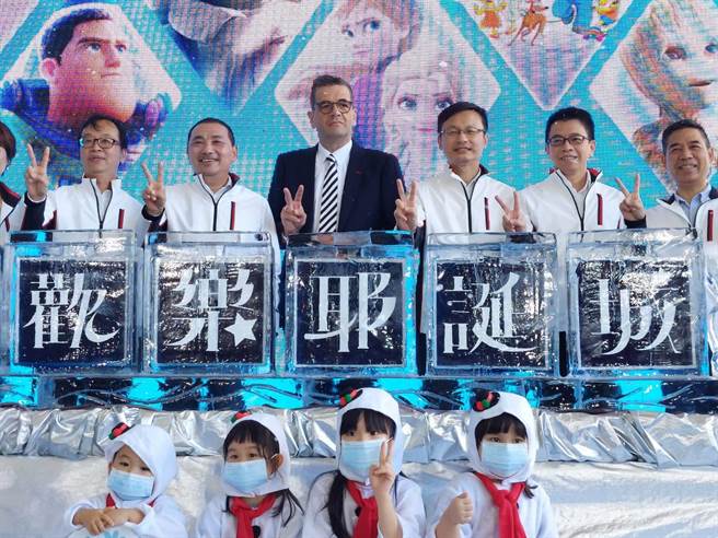 新北市长侯友宜（左二）宣布今年新北欢乐耶诞城11月11日开城。（陈慰慈摄）