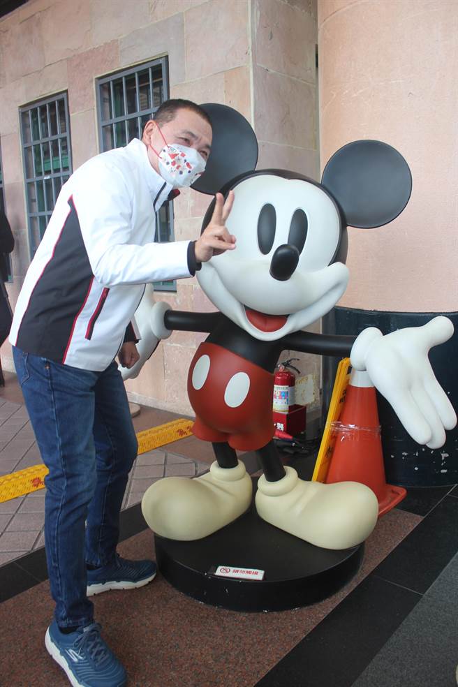 「新北欢乐耶诞城」今年与迪士尼合作，新北市长侯友宜与米奇拍照，因选举号次抽中2号，开心比出2手势。（陈慰慈摄）