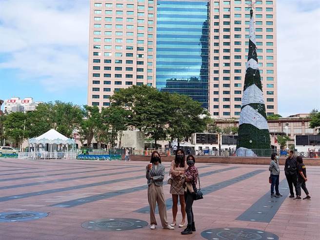 市民广场的耶诞树目前已在布置中，今年与迪士尼合作，打造雪白之城。（陈慰慈摄）