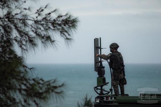 陆战队战斗支援大队通电中队，立即架设 ICS 通信指管系统设备，迅速恢復通信构联。(军闻社提供)