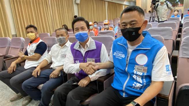 「浯海大战」先礼后兵，杨镇浯(右1)与陈福海(右2)应媒体要求握手合影，展现良好风度(于家麒摄)