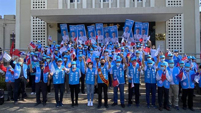 杨镇浯完成抽籤后在约300名国民党支持者簇拥下，集结于县府前广场高喊「冻选」，展现超强连任气势(于家麒摄)