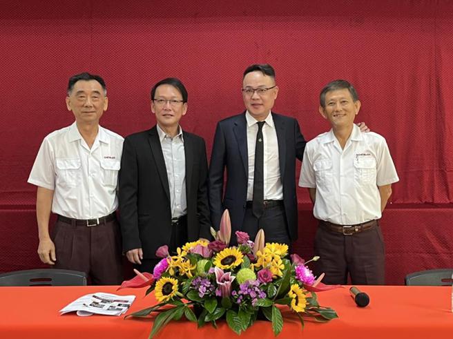 （福裕经营团队改组，新任董事长林聪麟(右二)与新任副董事长董上裕(左二)，左一为转聘福裕顾问的卸任董事长张宝铭，右一为转聘福裕顾问的卸任副董事长张宝源。图／清景麟提供）