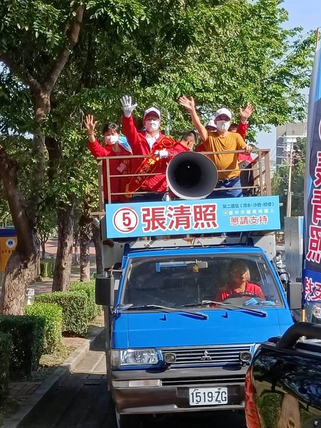 台中市議長張清照站上戰車，沿路親切向選民揮手招呼，也拱手懇切向大家拜託。（議長張清照服務處提供）