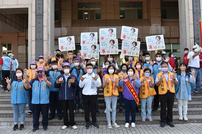 副議長顏莉敏在絡繹不絕的加油聲中抽中「8號」。（副議長顏莉敏服務處提供）