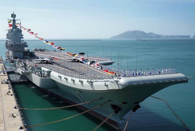 解放军第一艘自制航母「山东」舰2019年12月17日在海南三亚交付海军的资料照。（新华社）