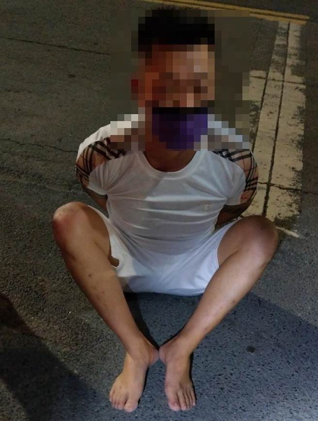 陈男遭警方拦查后脱鞋逃跑，却被警方压制在地。（高市凤山分局提供／杨舒婷高雄传真）