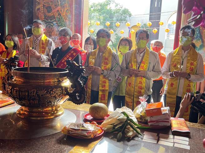 林佳龙上午到板桥深丘福德宫参香。（王扬杰摄）