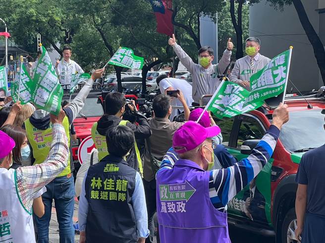 林佳龙首场车队扫街选在板桥区。（王扬杰摄）