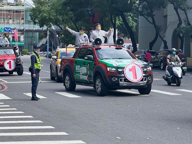 林佳龙首场车队扫街选在板桥区。（王扬杰摄）