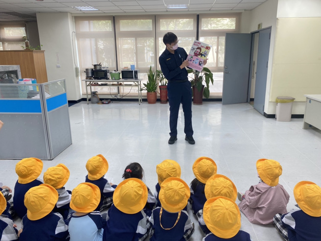 小小波丽士们用心听取警察有关执行保护民眾的勤务、交通安全及妇幼安全宣导。(林口分局提供)