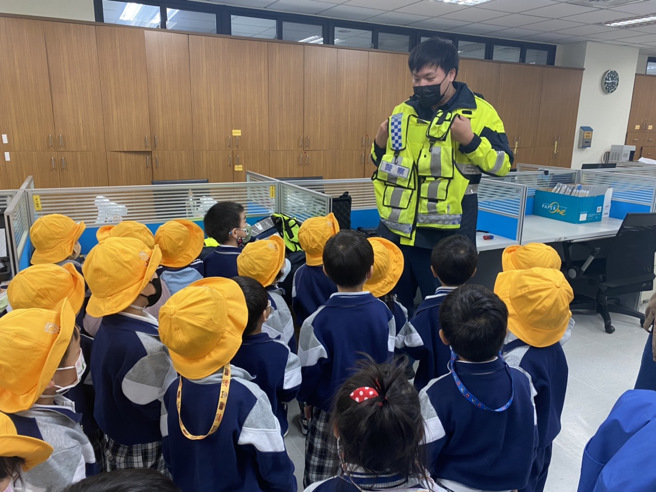 小小波丽士们用心听取警察有关执行保护民眾的勤务、交通安全及妇幼安全宣导。(林口分局提供)