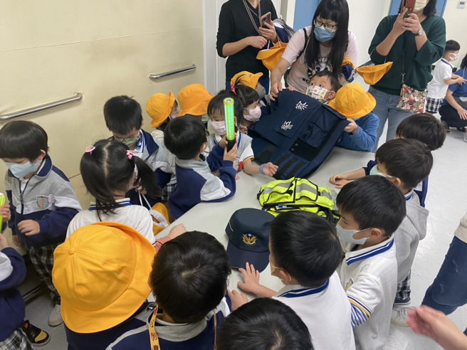 小小波丽士们用心听取警察有关执行保护民眾的勤务、交通安全及妇幼安全宣导。(林口分局提供)