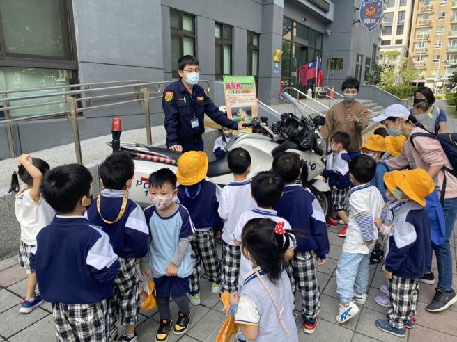 小小波丽士们用心听取警察有关执行保护民眾的勤务、交通安全及妇幼安全宣导。(林口分局提供)